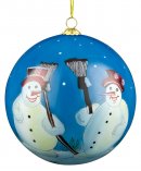 Weihnachtskugel Schneemänner mit Besen 8cm